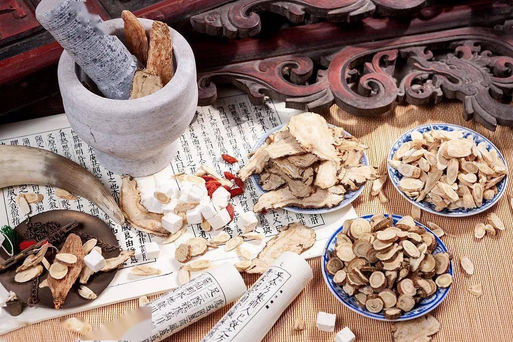 口苦口干小便黄舌苔厚什么湿热,尿黄口干舌燥口臭