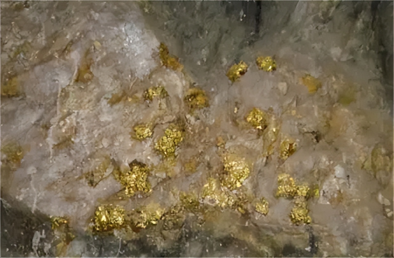 广西“上林帮”非洲淘金记：为钱殊死搏斗，常备200克金子保命