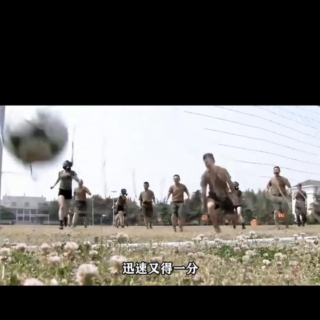 男兵女兵踢足球,女兵戴防毒面具踢球是哪一集