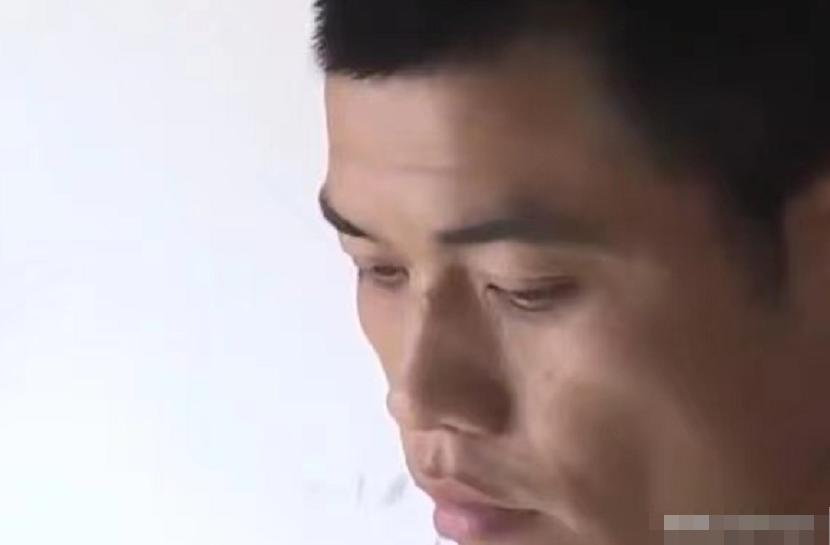 湖南31岁男子发现4岁儿子非亲生,戴绿帽游街,岳母:都是他没用!