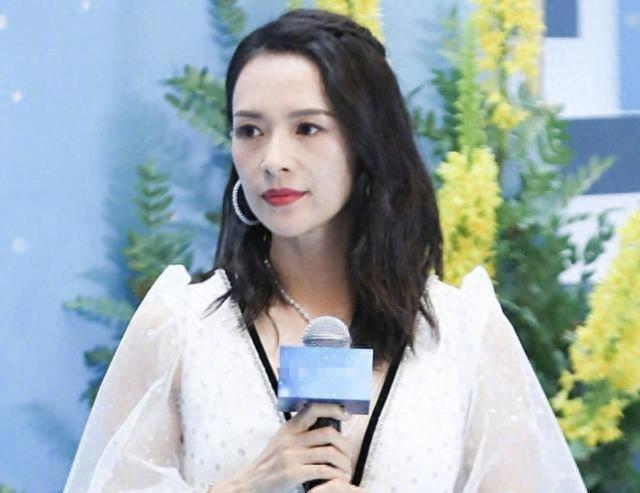 “小丑手”太减分了，这8位女星个个貌美如花，却被手拖后腿