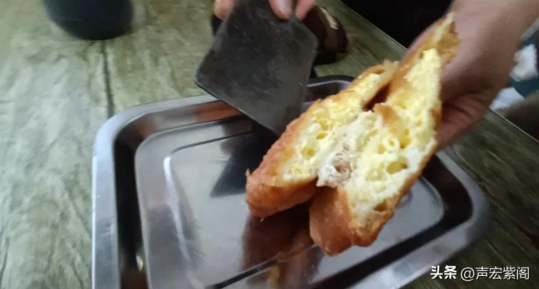 河北赵县官庄村口发现50年前的小吃炸炉篦，老板一般不炸嫌麻烦