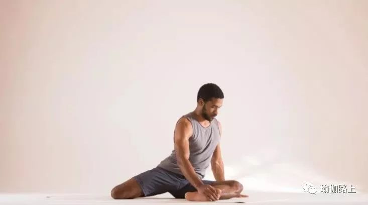 瑜伽鸽子式坐不稳怎么练习,髋部瑜伽热身动作