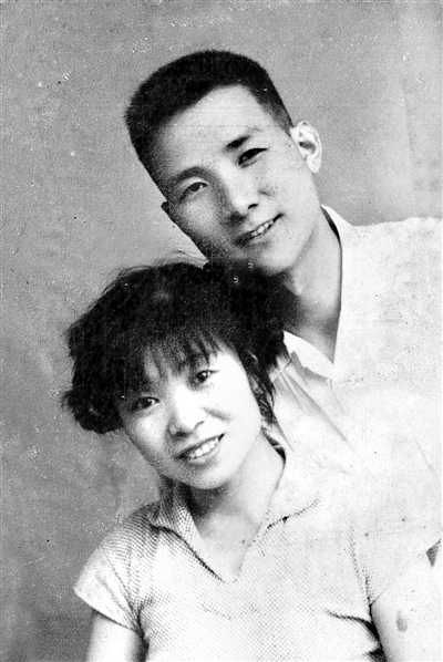 身穿15元鞋子老人向社会捐款1000万,老人穿15元鞋给家乡捐款1000万