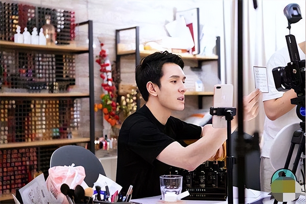 李佳琦双十一直播时间李佳琦直播一亿人观看