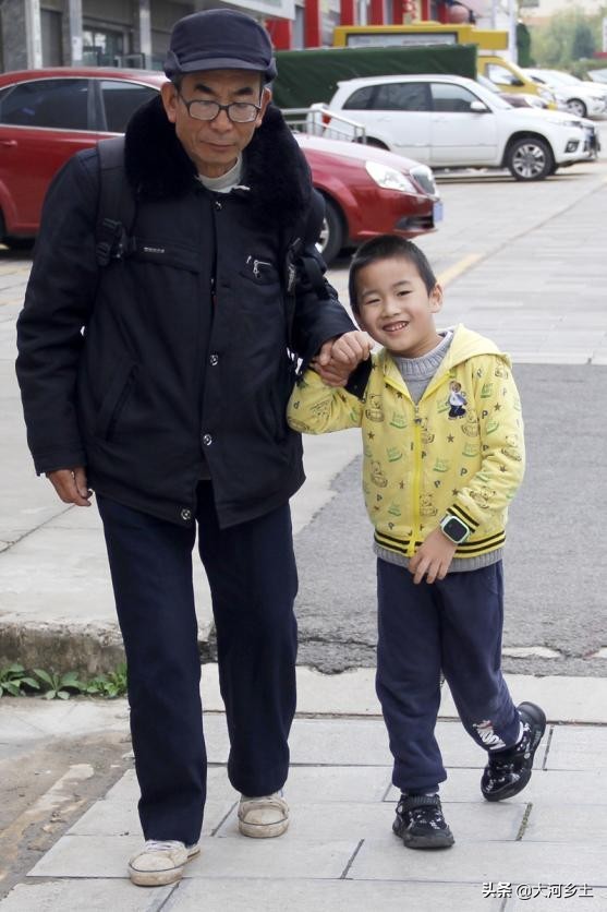 “孩子我来带!”外孙重病无力治疗,农村外公挺身而出撑起一片天