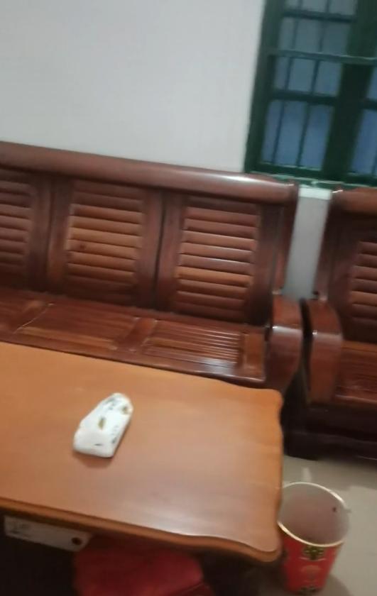 女子买实木沙发内部竟然全是水泥,网友花三百多买的沙发