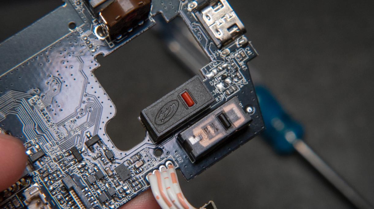 外壳全是洞,卷王价位难得一见的大手洞洞鼠——KeychronM1