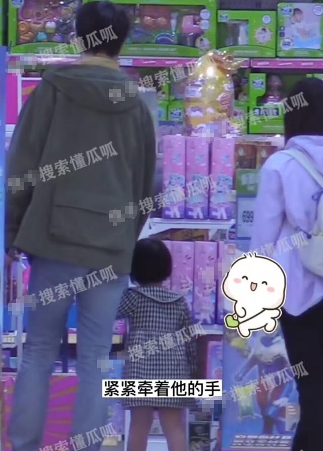 曝张超隐婚生女，抱娃买玩具4岁囡囡长相似爸，孩子妈疑小三上位