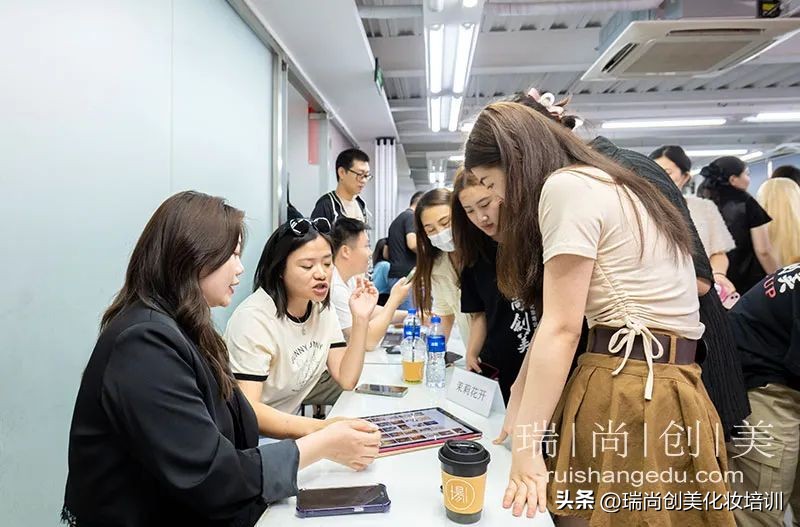 学化妆有前途嘛,学化妆能带来哪些价值