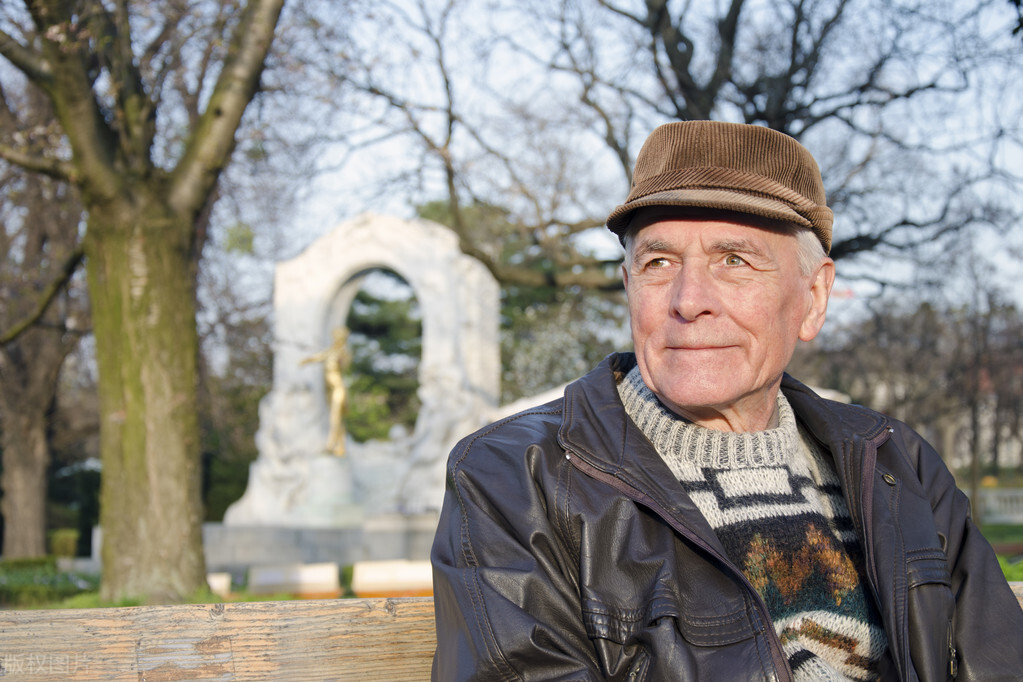 老人不走亲不访友,人到中年不愿意过年