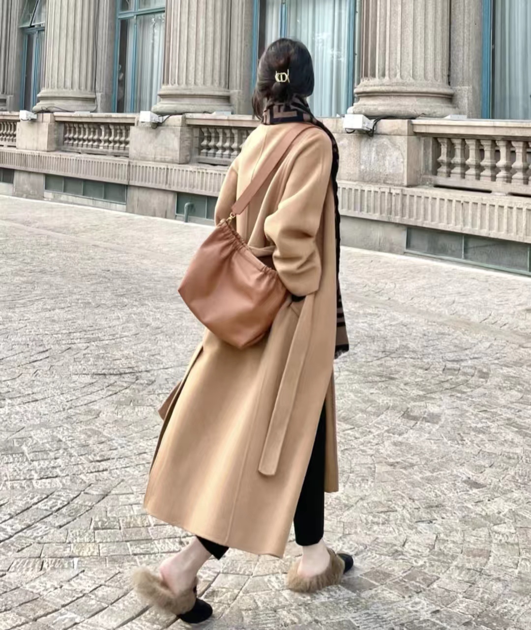 驼色大衣打底配什么颜色显高级,怎样选驼色大衣高级