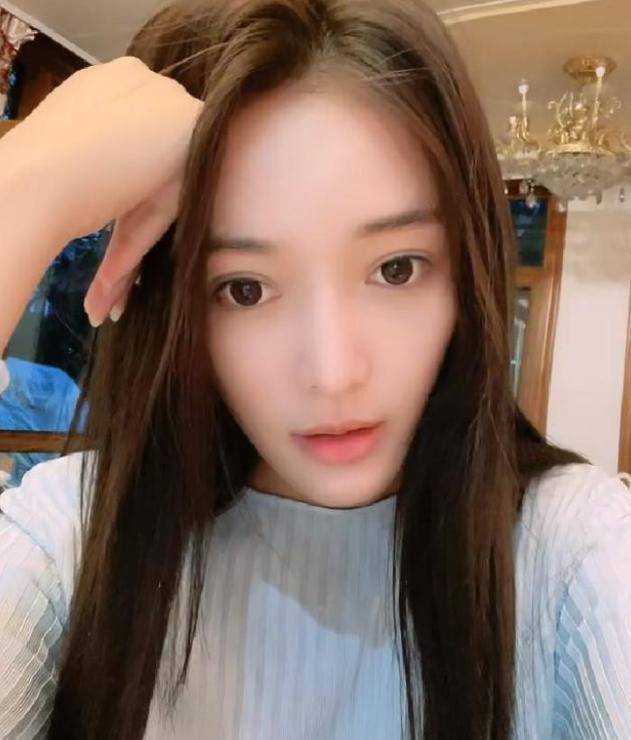 女孩炫富视频九万的包包,土豪直播间刷100万的女主播