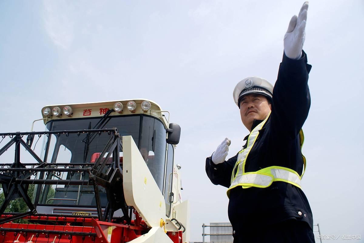 (看南阳收割机滞留高速公路想到的寓言故事)——《郑人买履》