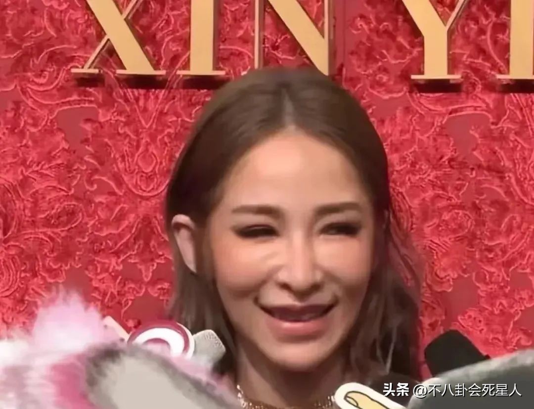 萧亚轩现在是什么脸型,40岁萧亚轩素颜出镜被嘲老气