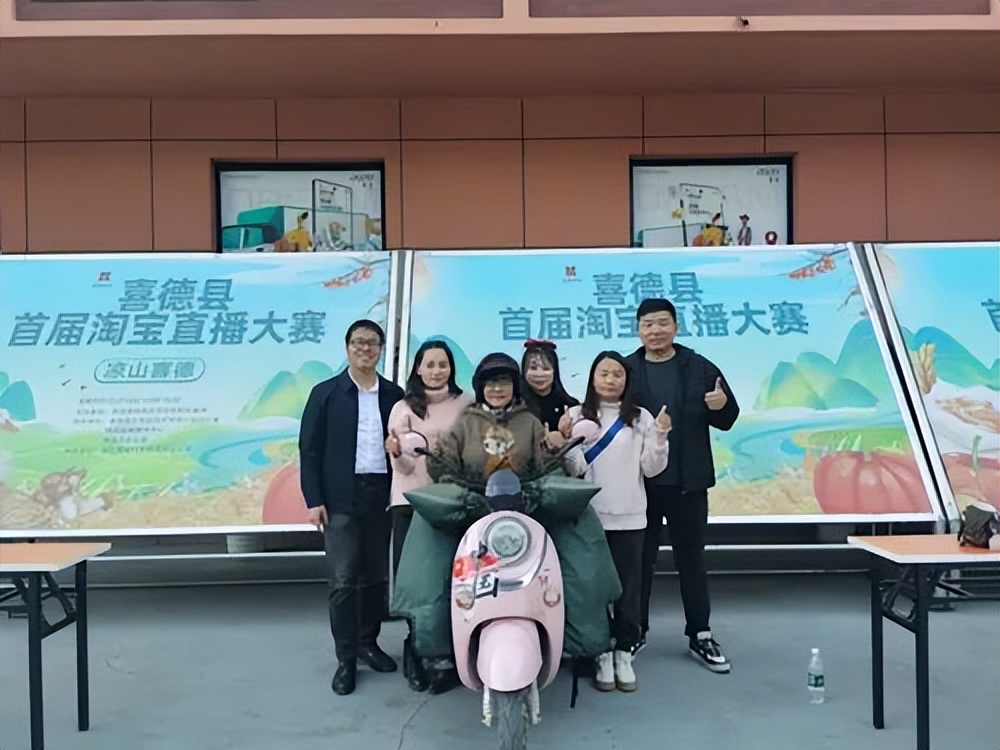 轮椅上的女孩速写,坐在轮椅上的女孩绘画