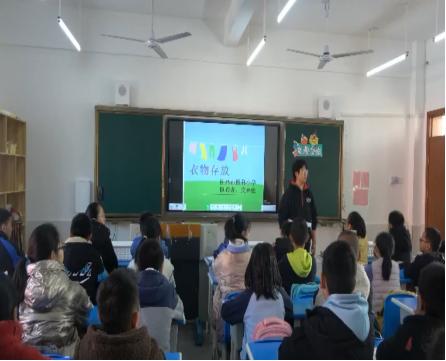 【劳动教育课】一年级校本课程中的《衣物存放》
