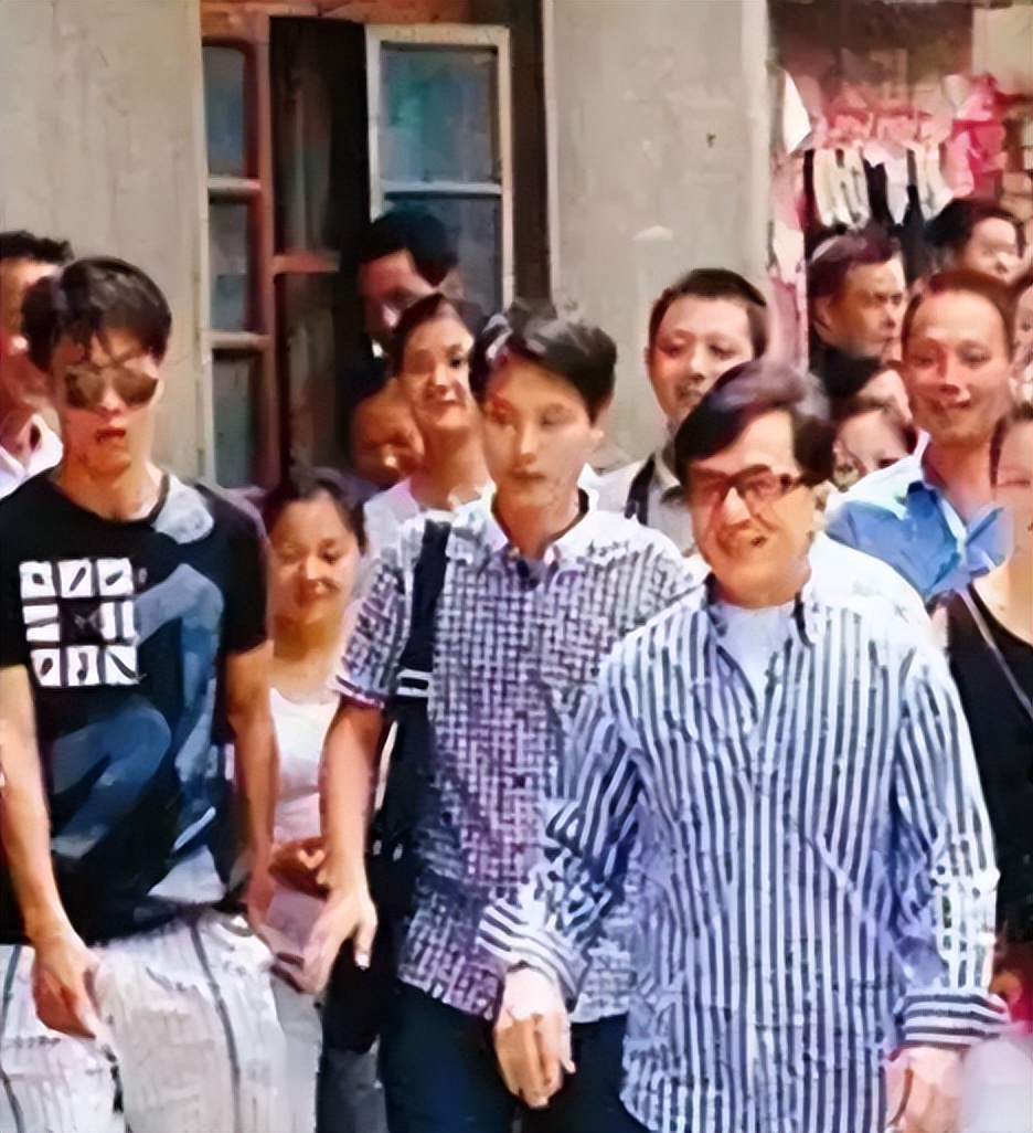 成龙叫房仕龙还是陈港生,成龙姓房为什么叫陈港生