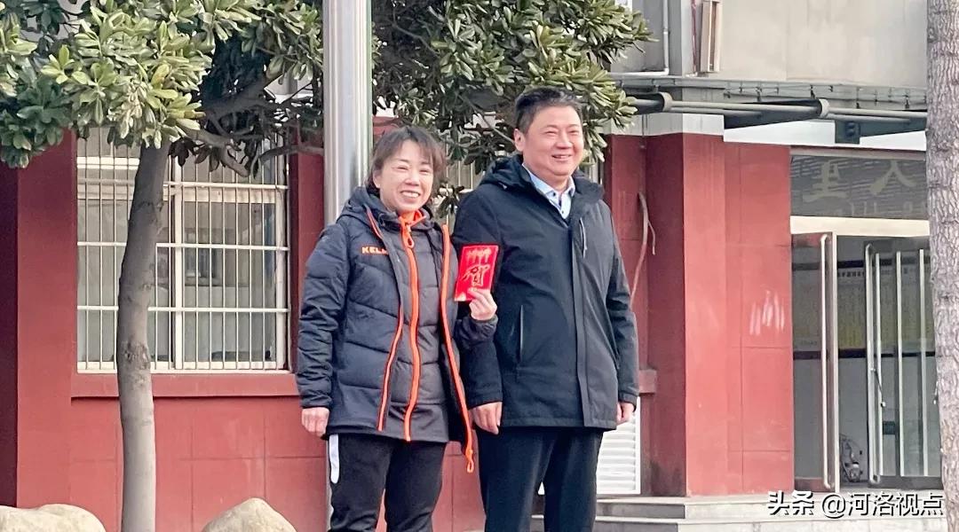 弘扬女足精神勇于拼搏争先,王珊珊女足教练李海燕