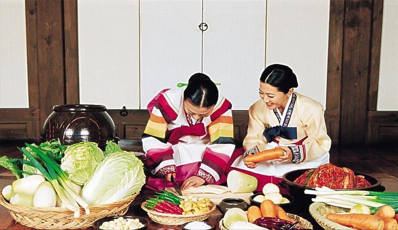 韩媒谈中国游客想去韩国,外网评论韩国赴中国游客数量暴增