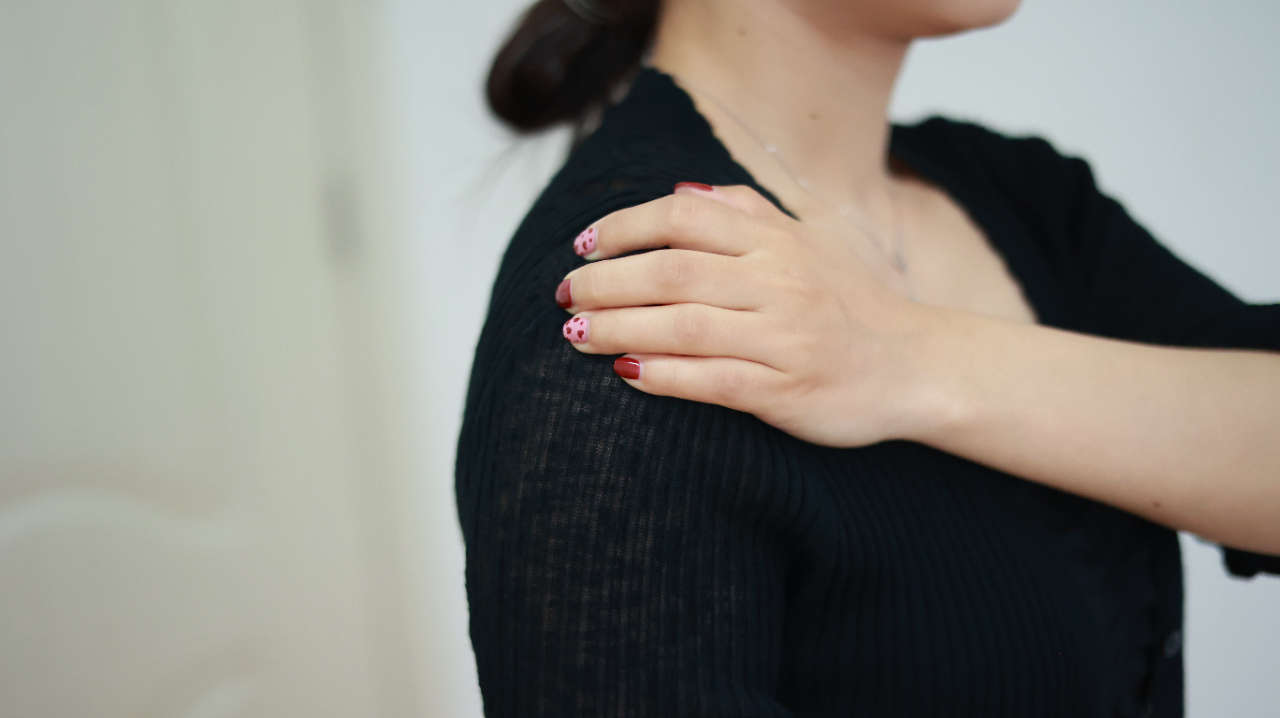 喜欢跷二郎腿的人注意，经常保持此坐姿，或会给身体带来4大危害