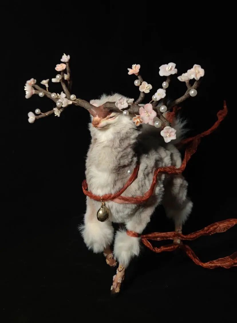 他们靠幻想挣钱，有人排一年队等它，有人花好几万抢拍