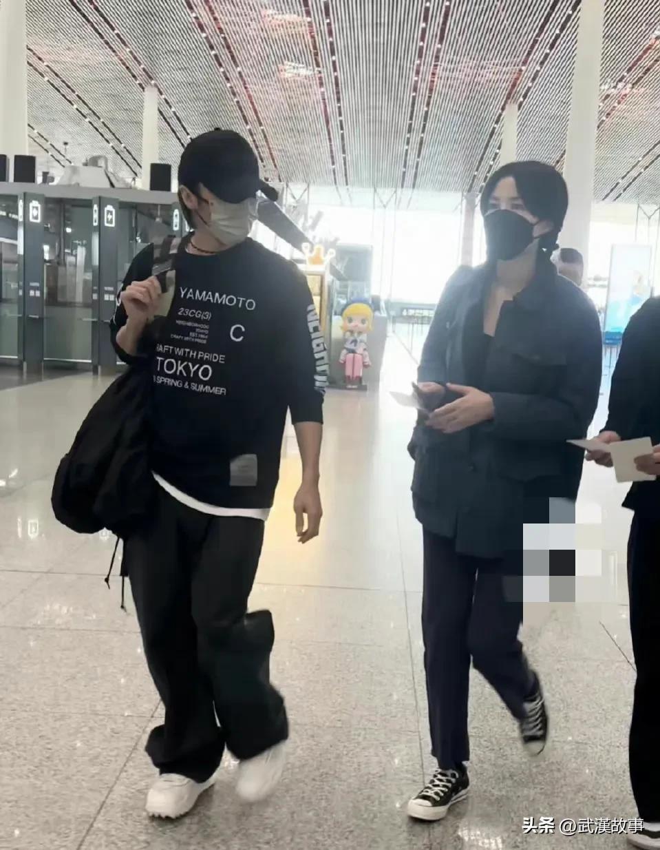 节目采访王菲谢霆锋世纪牵手,王菲谢霆锋机场大方牵手狂秀恩爱