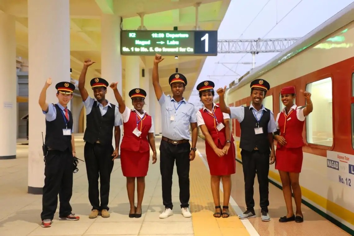 美国100年没救成的非洲小国，被中国用3年救回后，奉上大礼作回报