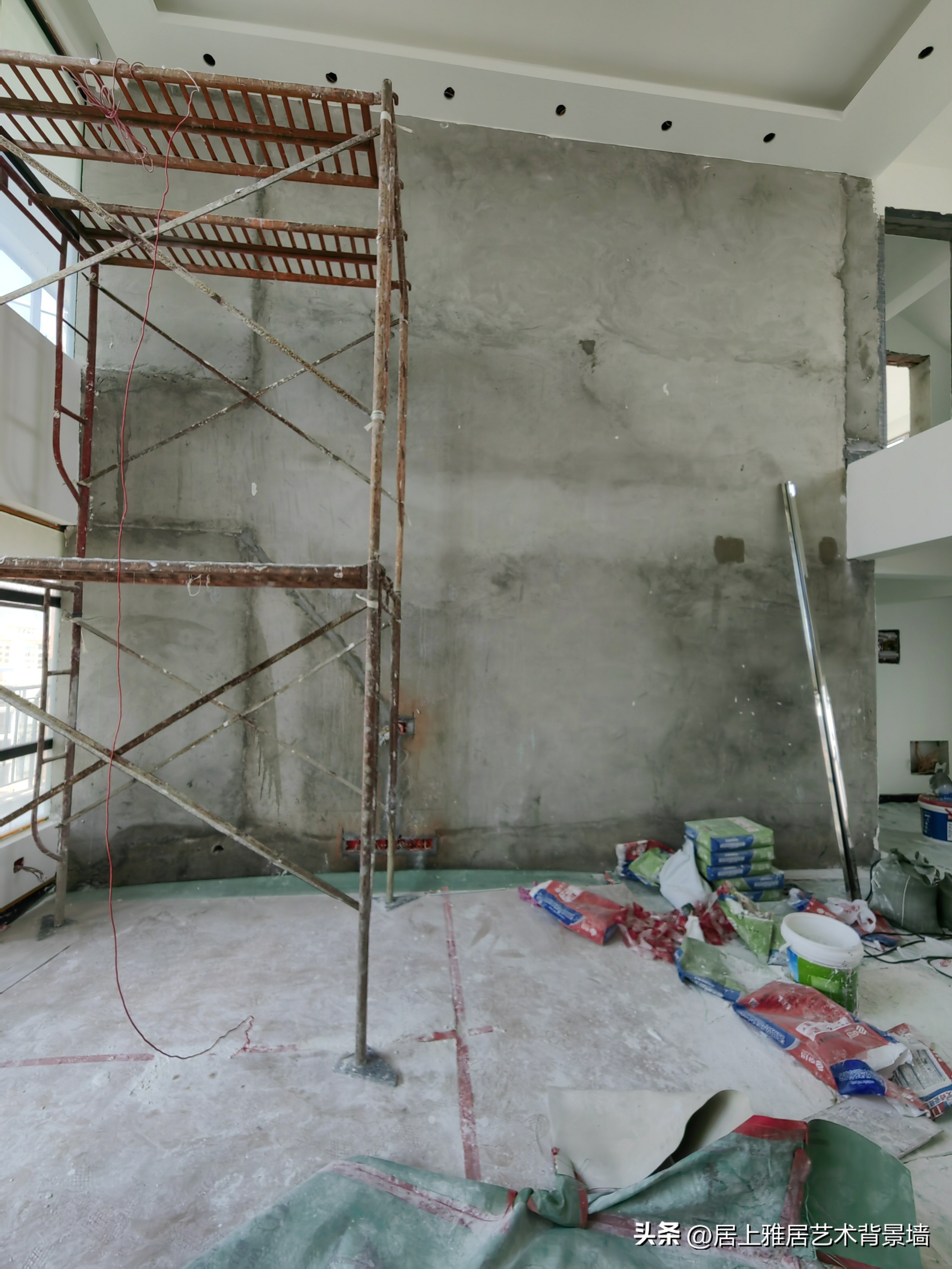 复式楼挑空客厅岩板背景墙效果图,岩板复式挑空背景墙