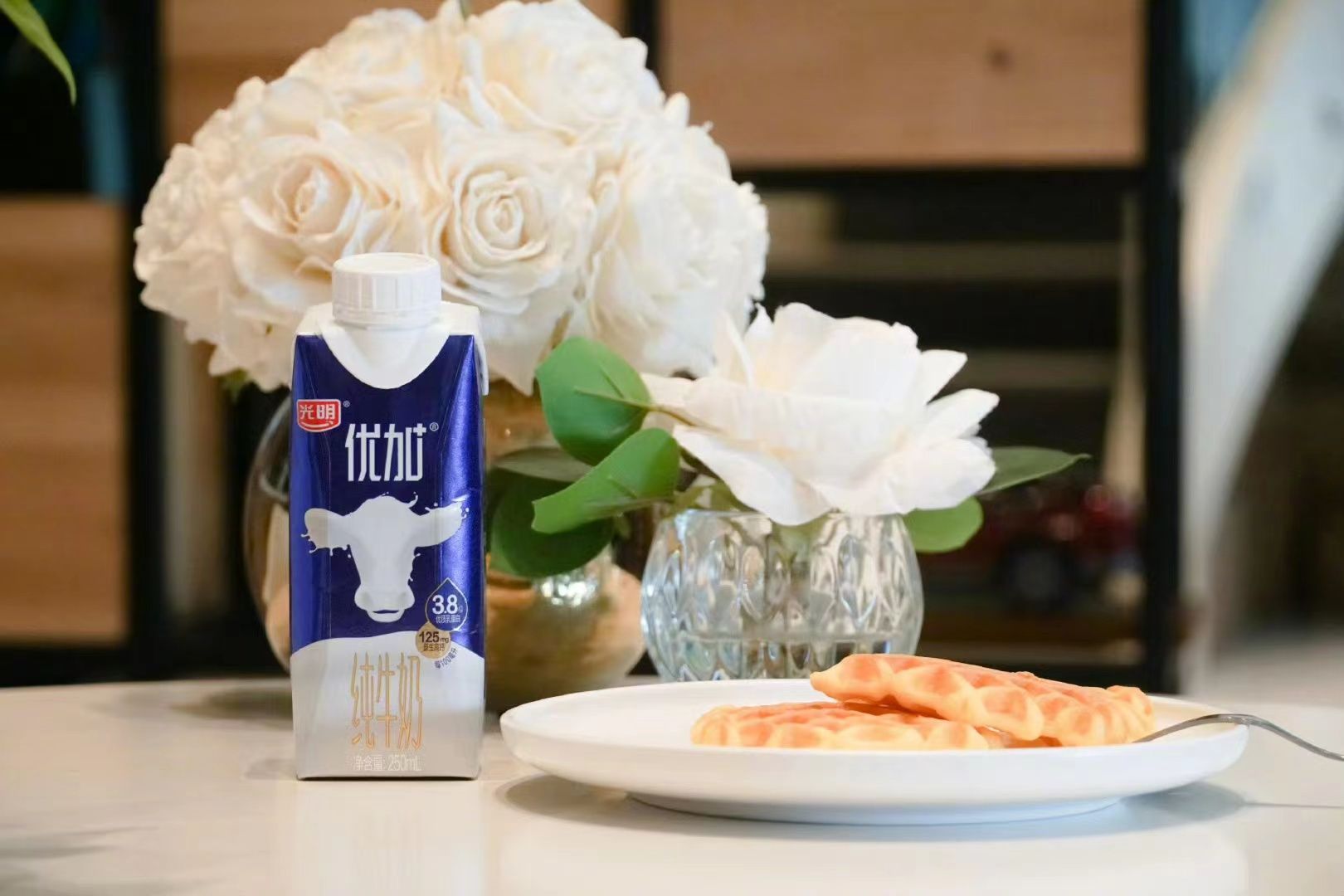 业绩持续下滑、股价腰斩,光明乳业颓势难掩