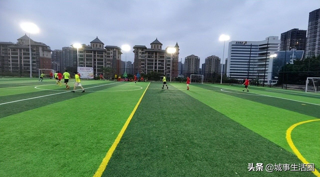 飞盘运动正悄然俘获年轻人的心,足球场地内玩飞盘