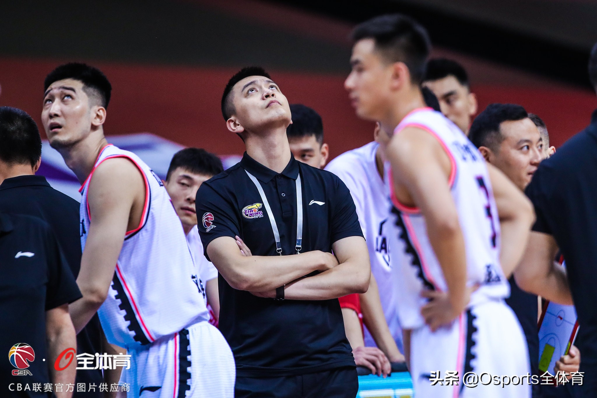 cba教练杨鸣为啥不能站起来,cba儒雅教练杨鸣名场面