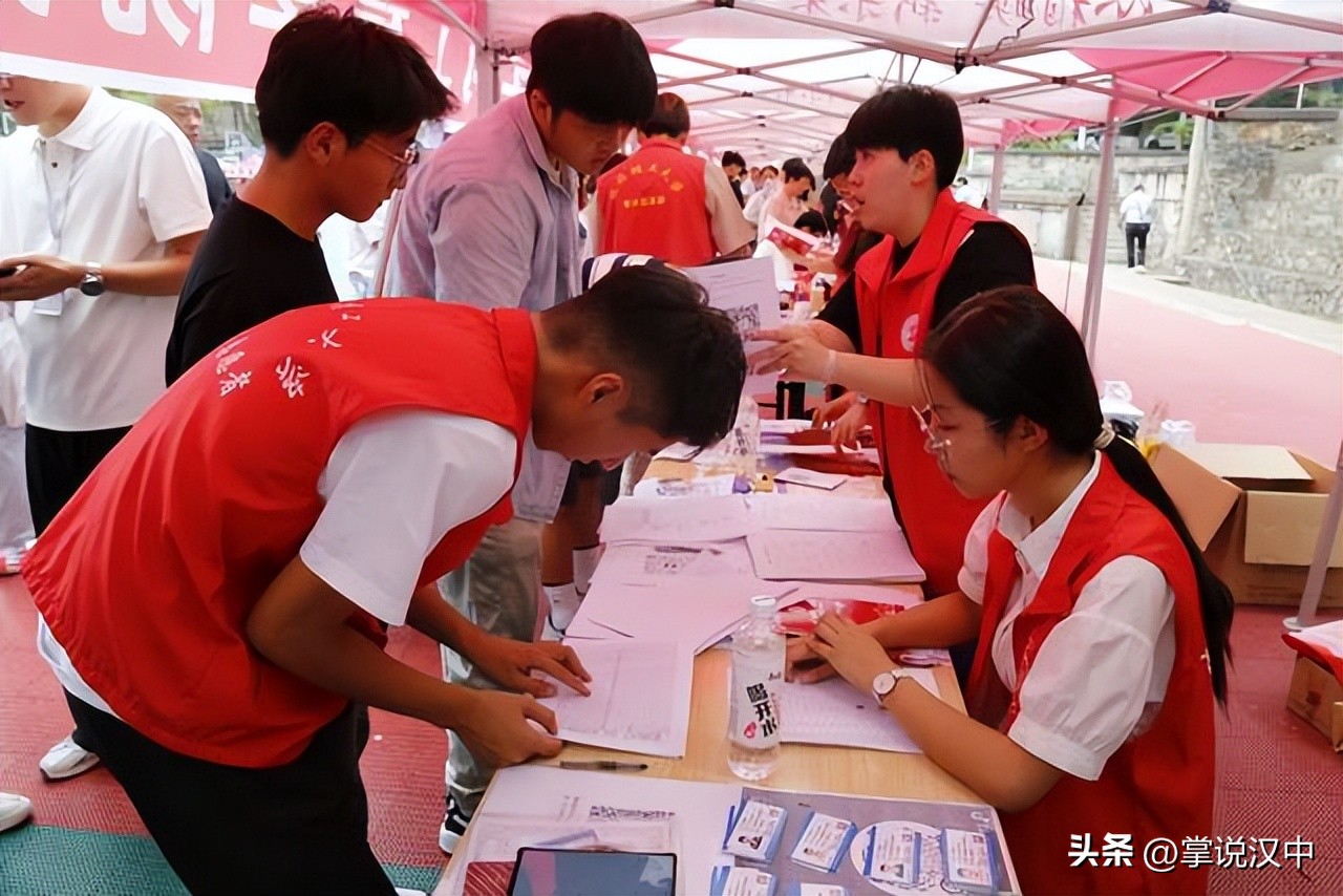 陕西理工大学2020新生报到图片,陕西理工大学学生迎新