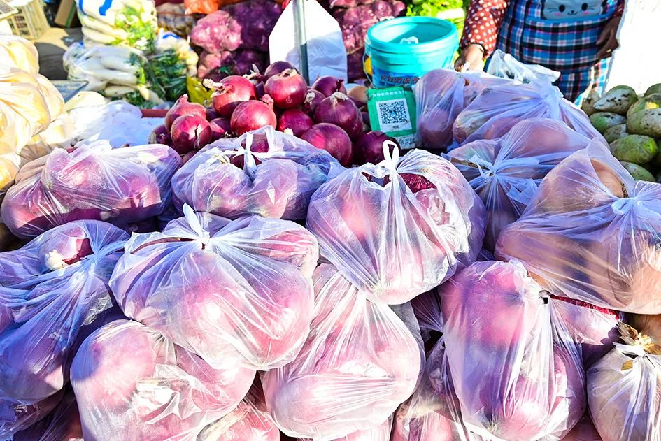 西山脚下的早市,闲逛最具人间烟火气的早市