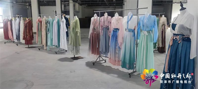 主要领导实地考察项目建设,县委书记带队观摩项目建设