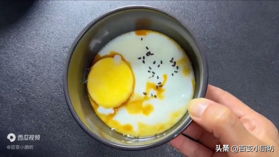 水煮荷包蛋怎么煮才不会散开,荷包蛋不要直接下锅煮教你小窍门