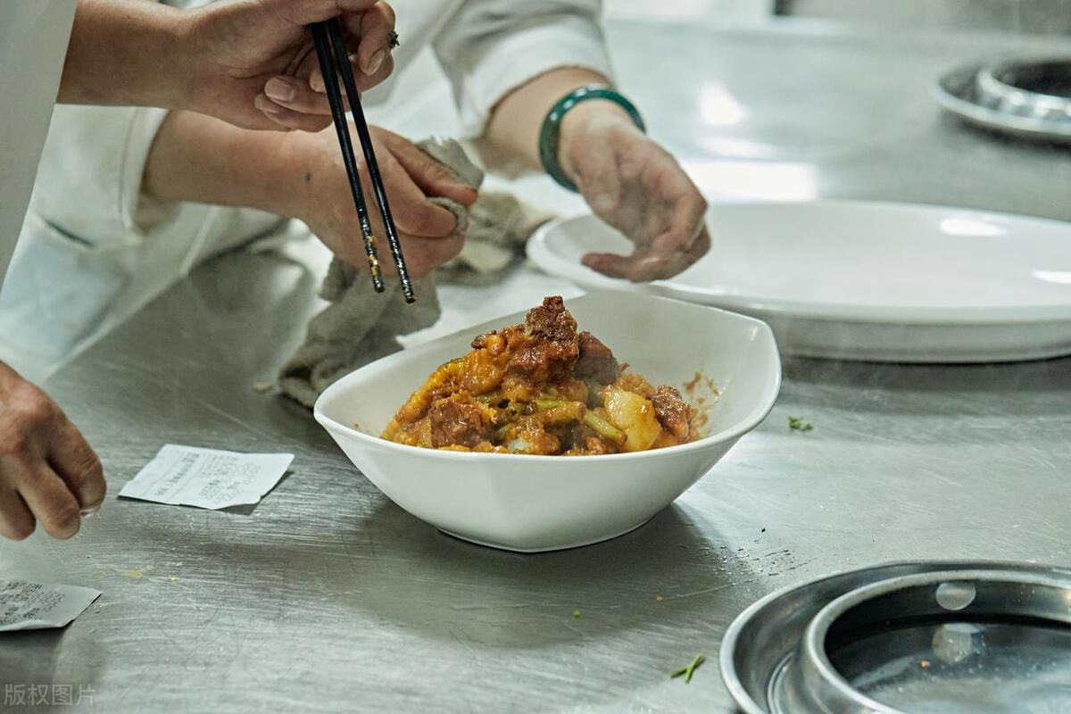 学厨师去酒楼还是酒店好,想学厨师去饭店好还是去学校好