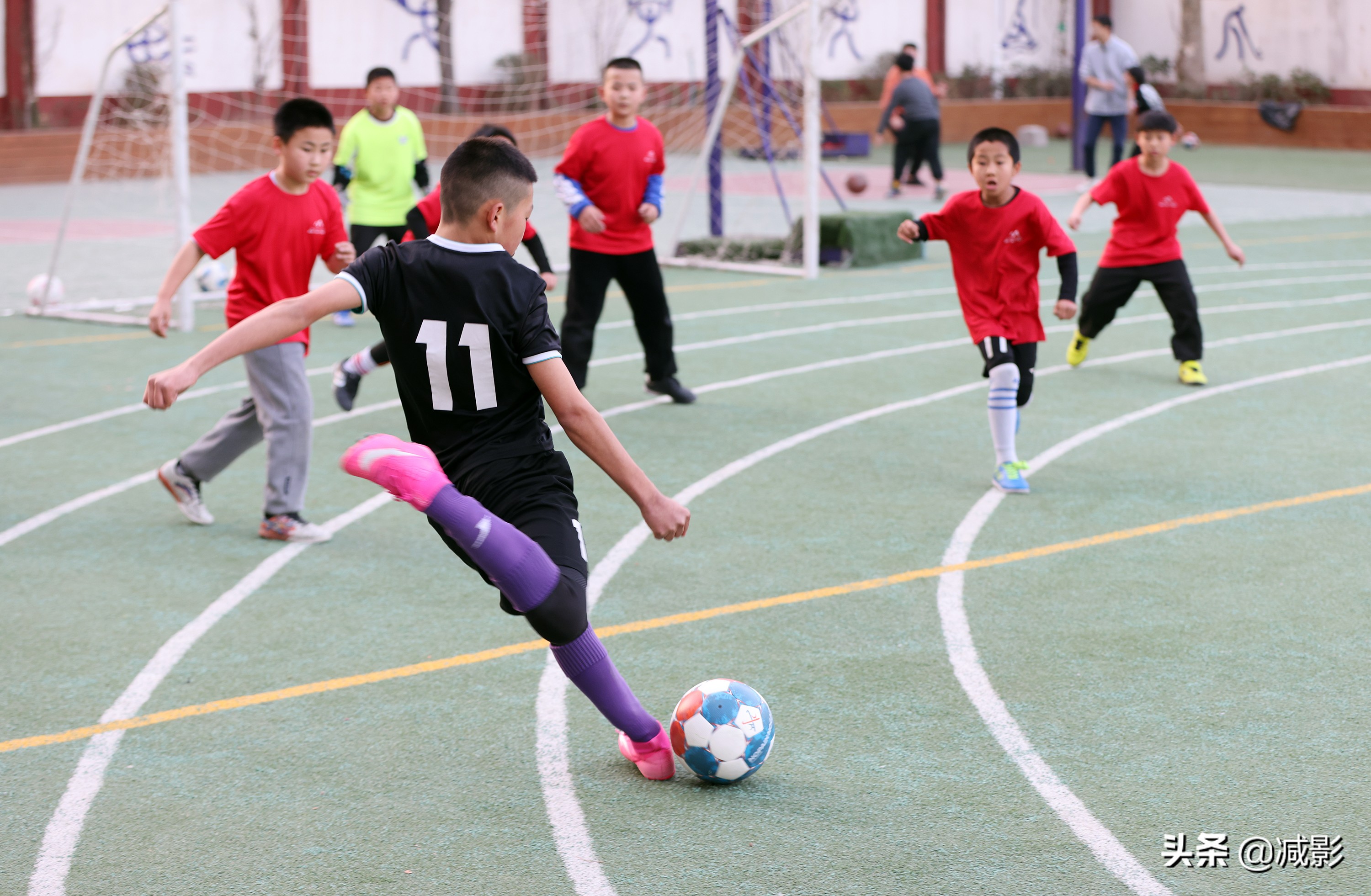 中国足球小将在街头,足球运动员小小少年