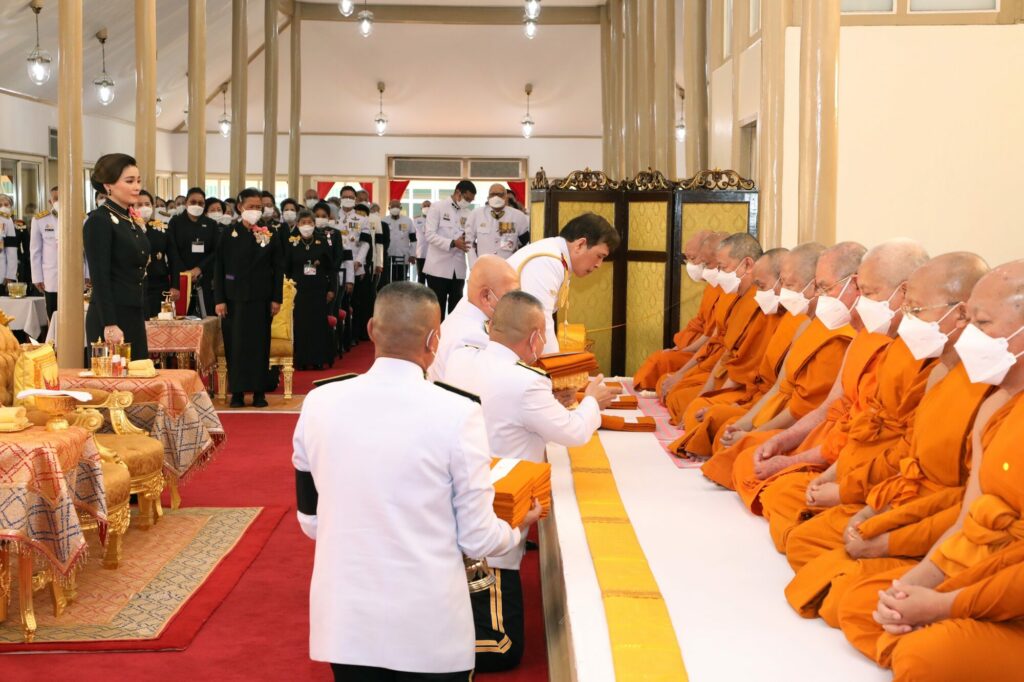 泰国王后跪在国王面前,泰国国王加冕王后跪走