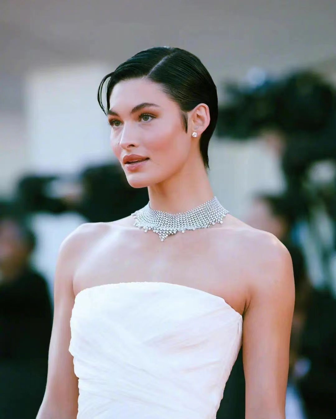 威尼斯红毯抓马多：甜茶穿红色露背装吸睛，凯特大魔王气场强…