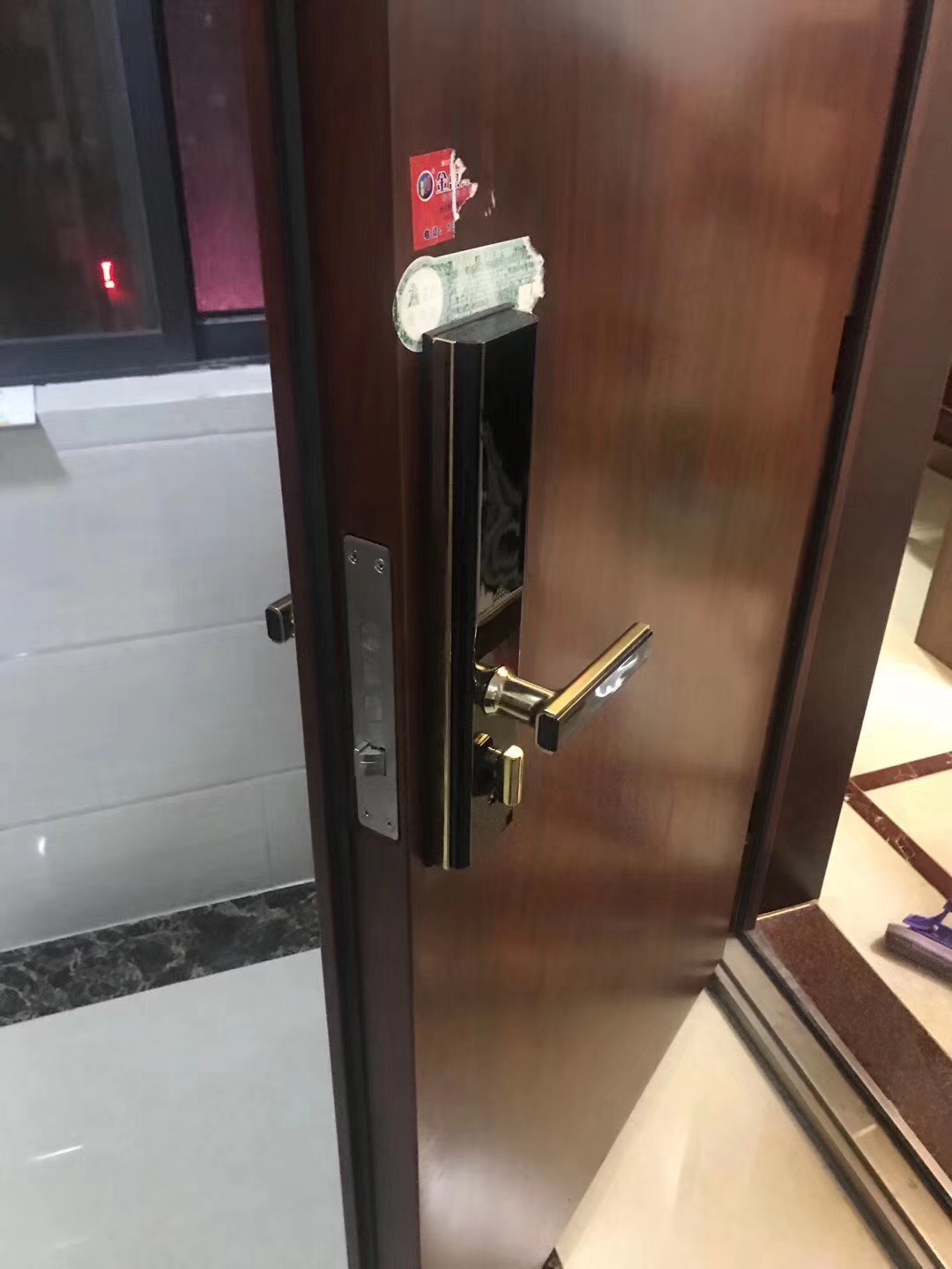 智能锁锁不住外面可以直接打开,被智能密码锁锁在家里怎么办