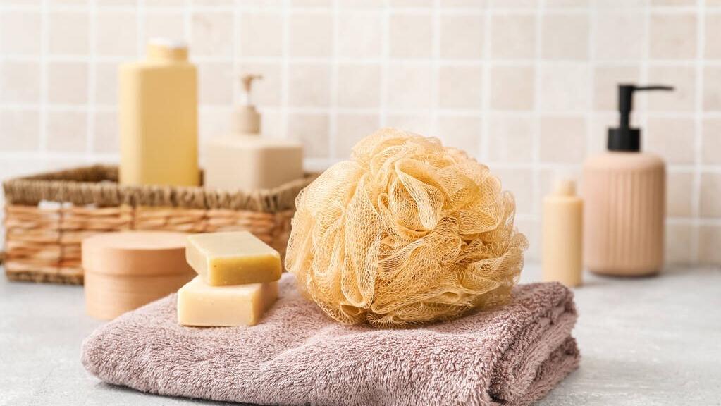 脚底痒有水泡是脚气还是湿疹,湿疹和脚气哪个会痒的比较厉害