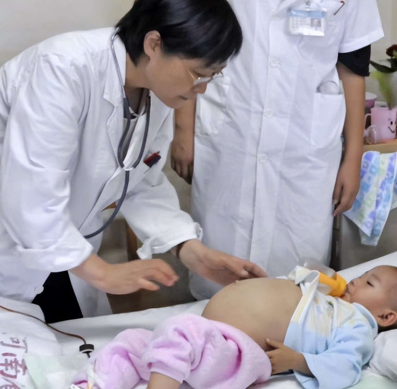 女童肚子超大疑似怀孕,2岁女婴肚中发现“胎儿”