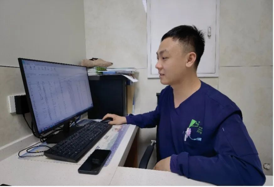 养异宠的年轻人：靠借网贷买蜥蜴，从冷血动物身上找温暖