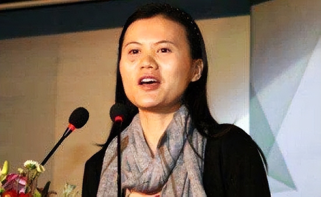 她曾是大学老师，却辞职跟随丈夫创业，最后成董事长，身家225亿