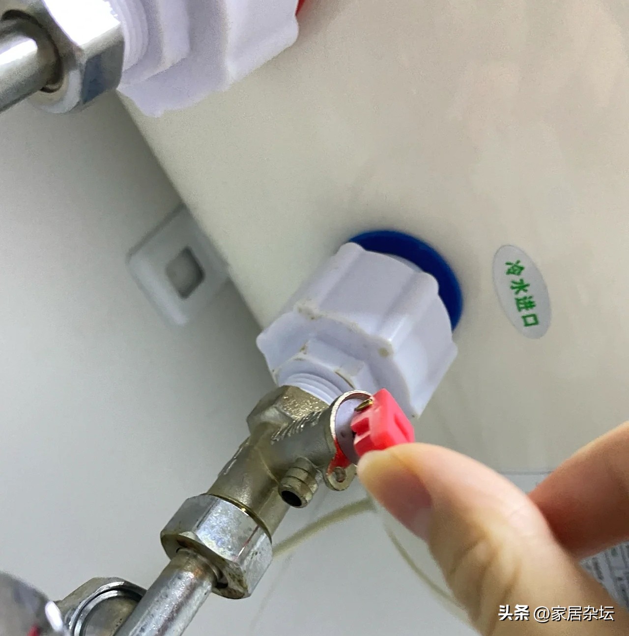 热水器爆炸的早期征兆有什么症状,热水器爆炸一般是电的还是燃气的