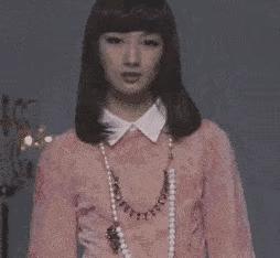 姑娘下次自拍的时候整理一下房间吧，你的秘密都被大家发现啦