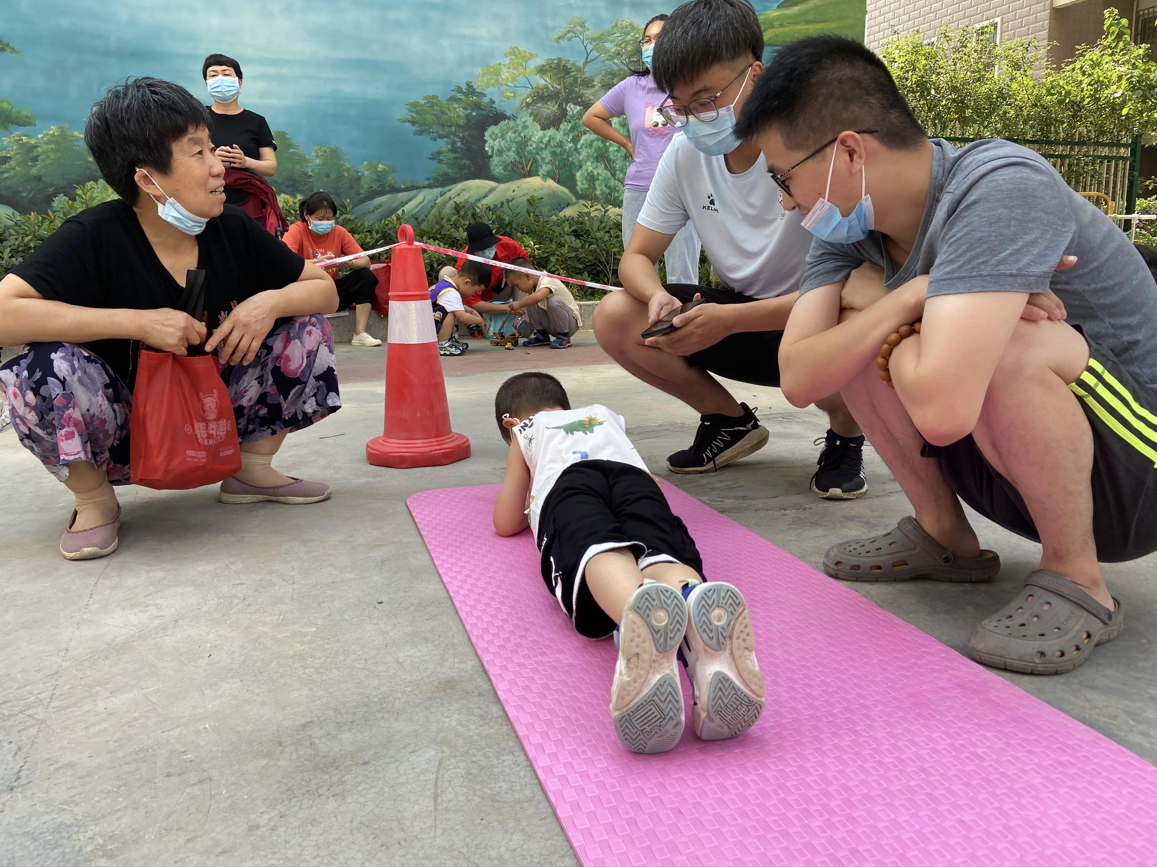 社区足球公益活动,大手拉小手共建美好家园社区活动