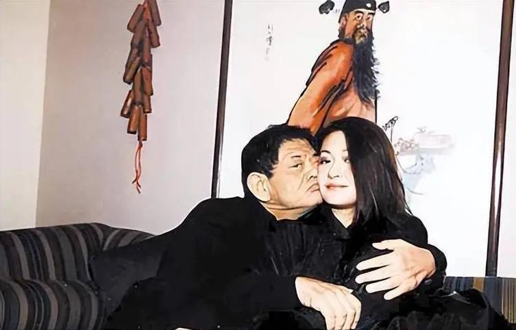 他年赚56亿拿20亿泡妞，别墅养着百位美女，晚年给儿子留26亿巨债