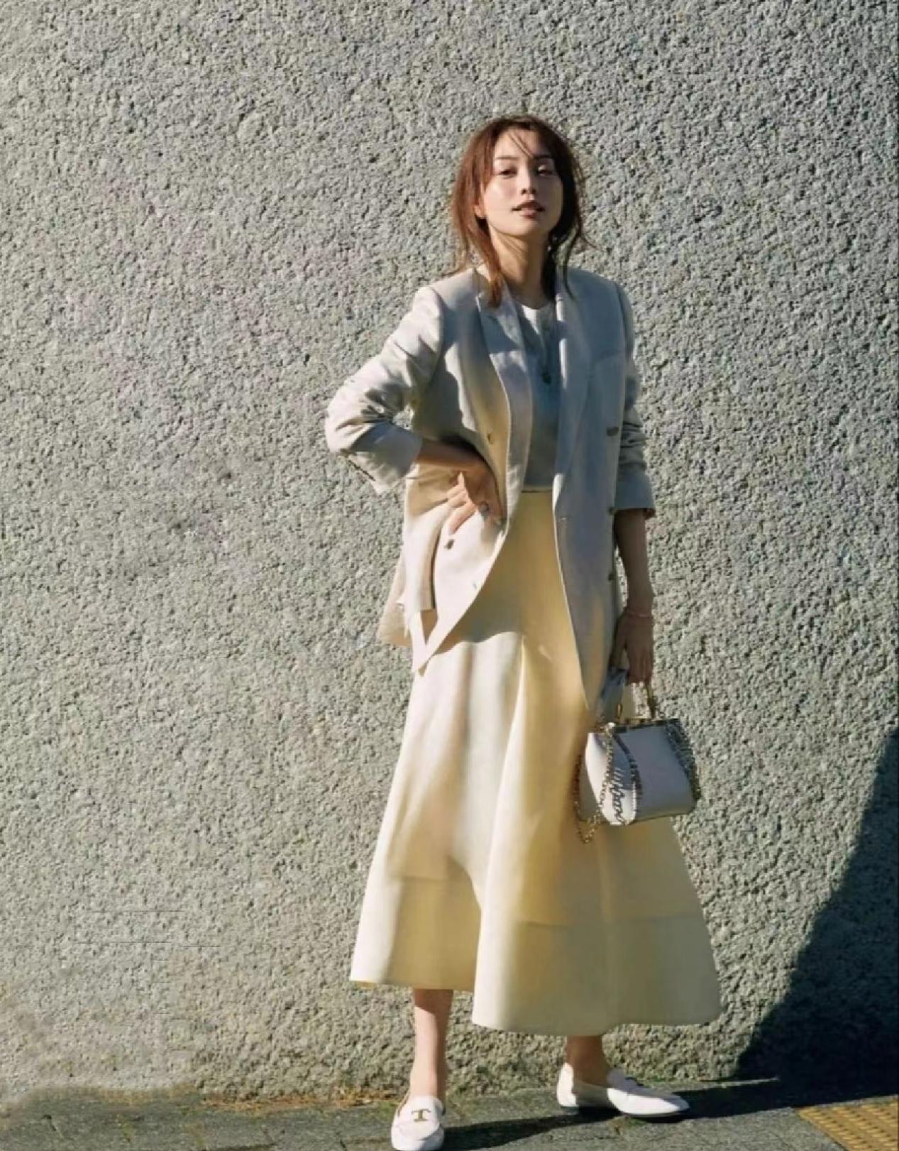 西装半身裙怎么穿显年轻活力,西装半身裙中长款搭配